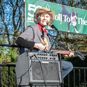 Sandy Rapp entertains the crowd. Photo by Lisa Tamburini.