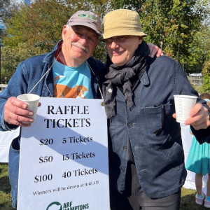 Volunteer Paul Hecht and Isaac Mizrahi. Photo by Amy Sullivan.