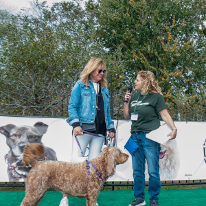 ARF's Jamie Berger recognizes Andrea Ganz-Vogel as one of the top 5 fundraisers at the 2025 Dog Walk. Photo by Lisa Tamburini. 