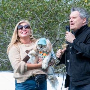 Isaac Mizrahi entertains the crowd. Photo by Lisa Tamburini.