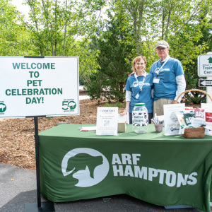 ARF volunteers Shari and Bob Thompson at the welcome table. Photo by Lisa Tamburini.